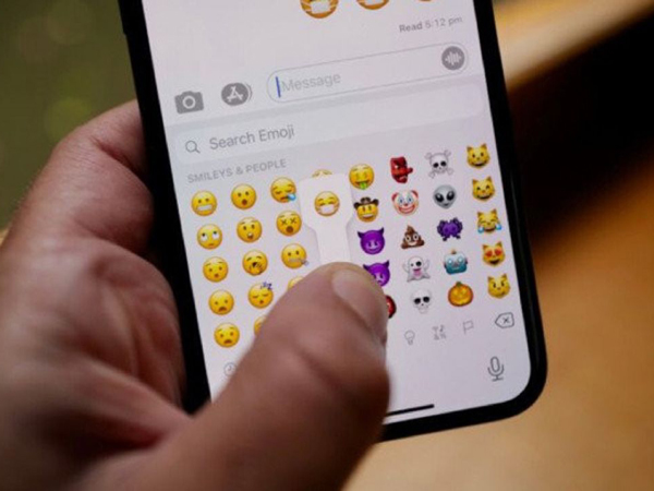 Apple Hadirkan Emoji Masker Tersenyum