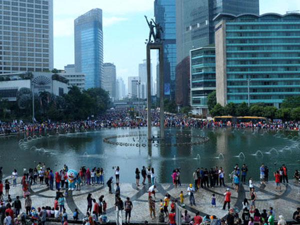 Ketahuan Merokok di Car Free Day, Tiga Remaja Dihukum Push-up!