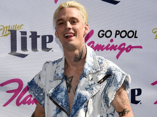 Biseksual Jadi Alasan Aaron Carter Diputuskan Sang Kekasih?