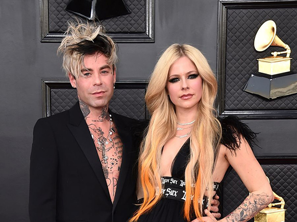 Avril Lavigne Resmi Tunangan dengan Mod Sun