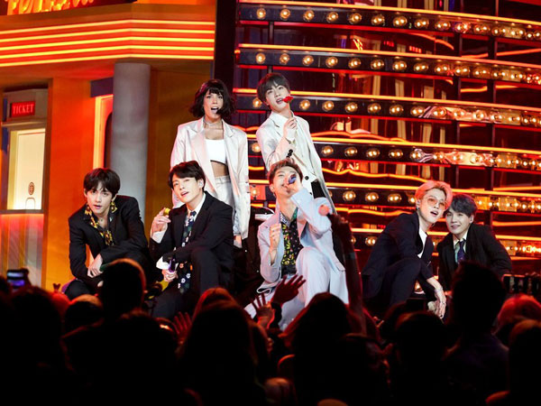 Kerennya Penampilan Perdana BTS Bawakan 'Boy with Luv' Bareng Halsey di #BBMAs