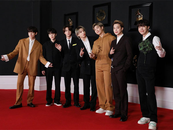 Gaya Fashion Elegan BTS di Red Carpet Grammy Awards 2021