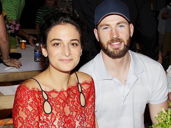 Tampil Perdana Sebagai Pasangan, Ini Dia Komedian Cantik yang Buat Chris Evans Jatuh Cinta