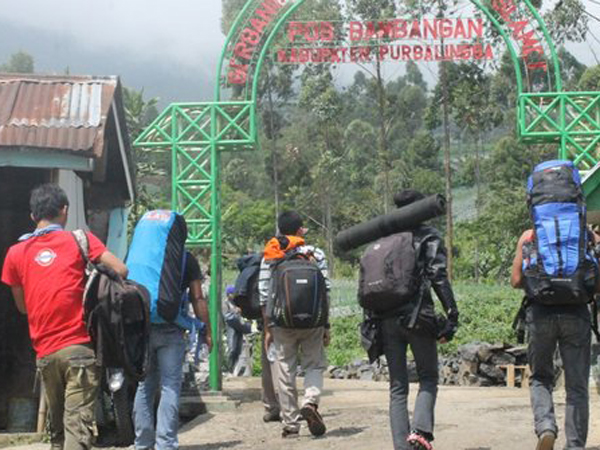 Pasca Ditutup, 1600 Pendaki Rayakan Pergantian Tahun di Puncak Gunung Slamet