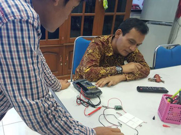 Mahasiswa Unair Surabaya Ciptakan Charger Smartphone dari Suhu Tubuh