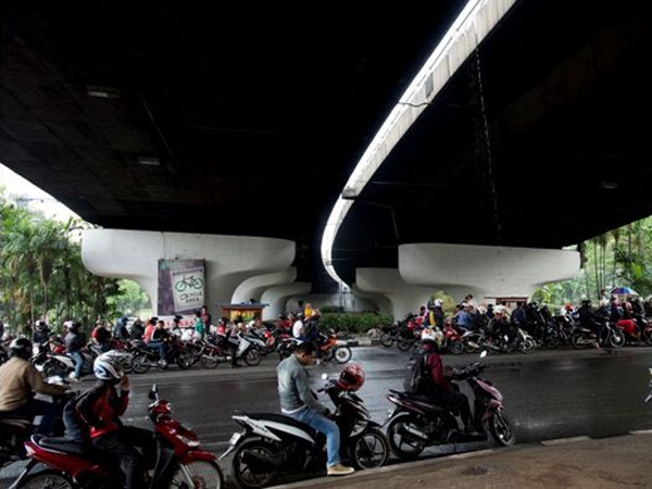 Kerahkan Satgas Banjir, Pemotor yang Berteduh di Bawah Fly Over Akan Ditilang