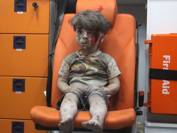 Selamat dari Gempuran Rudal Jet Tempur di Suriah, Video Penyelamatan Bocah Ini Buat Dunia Terhenyak