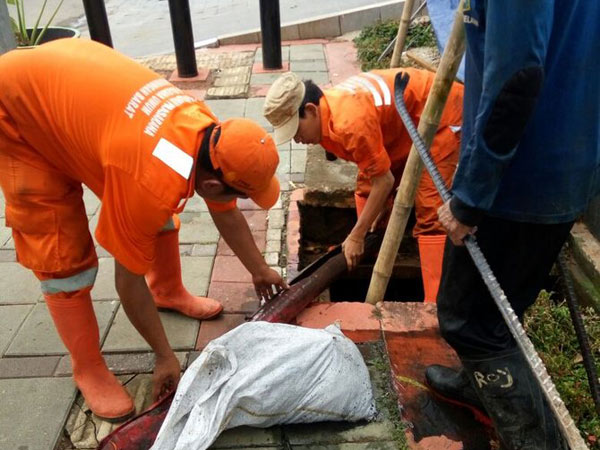 Selain Kulit Kabel, Sejumlah Benda Mencengangkan Juga Ditemukan di Gorong-gorong Jakarta