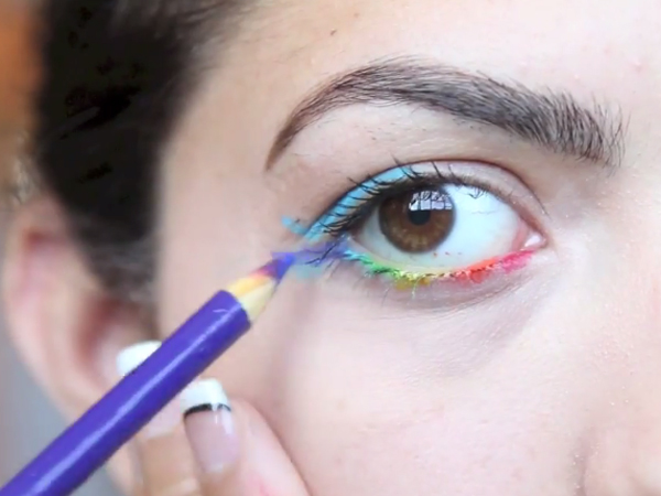 Pakai Pensil Warna Sebagai Alat Makeup, Beauty Blogger Dikritik