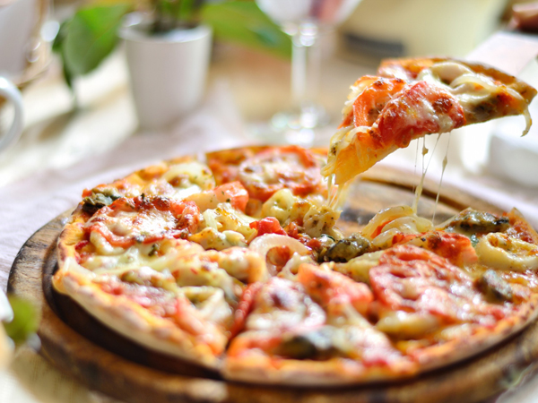 Cara Asik Makan Pizza yang Wajib Dicoba Bareng Teman