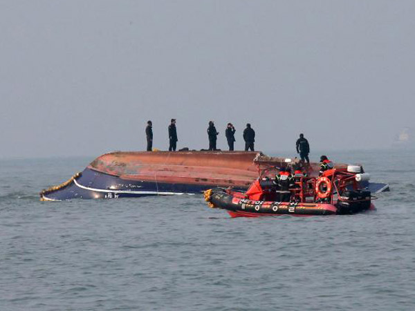 Momen Dramatis Evakuasi Kecelakaan Kapal Korea Selatan yang Tewaskan Belasan Orang