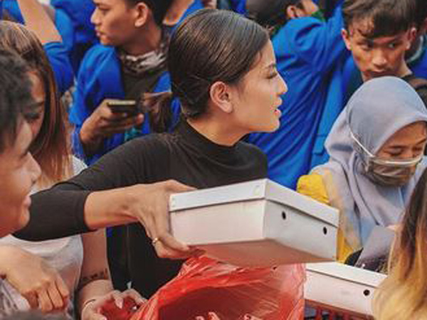 Aksi Awkarin Langsung Turun ke Jalan, Antar 3.000 Nasi Kotak untuk Mahasiswa Pendemo DPR
