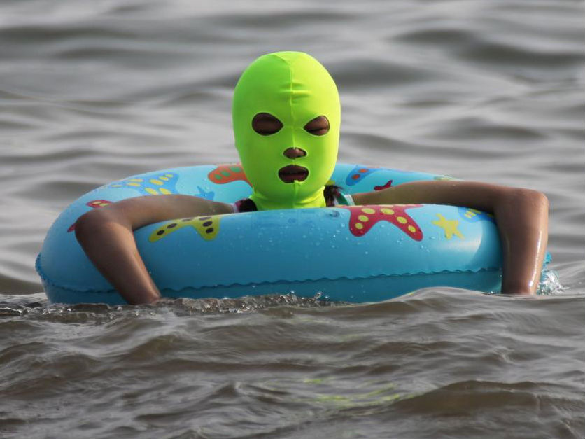 Facekini, Topeng Renang ‘Alien’ Ini Populer Terkenal di China!