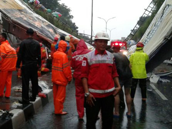 Papan Iklan Diduga Jadi Faktor Utama Rubuhnya Jembatan Penyebrangan Pasar Minggu