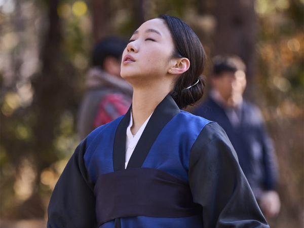 Kim Go Eun Belajar Langsung dari Dukun Asli untuk Peran di 'Exhuma'