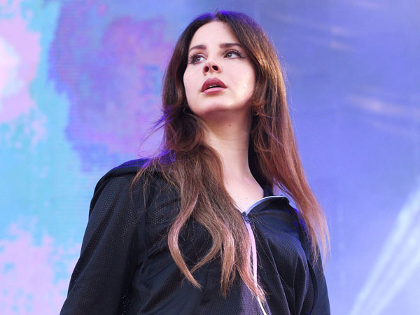 Hal Menyeramkan Ini Hampir Terjadi di Konser Lana Del Rey!