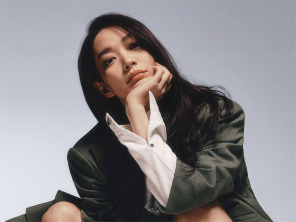 Shin Min Ah Desain Sepatu Kolaborasi dengan Brand Mewah Roger Vivier