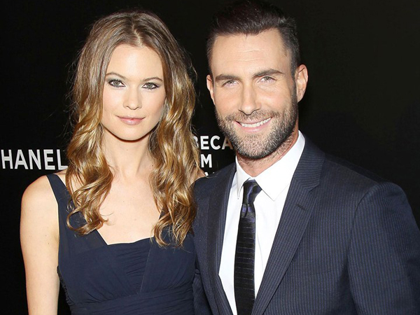 Simak Cara Paling Romantis yang Dilakukan Adam Levine Saat Lamar Behati Prinsloo