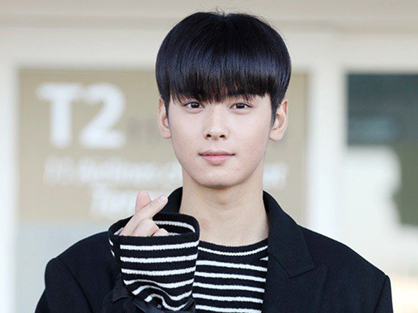 Airport Fashion Monokrom Eunwoo ASTRO Saat Terbang Menuju Jakarta, Ganteng!