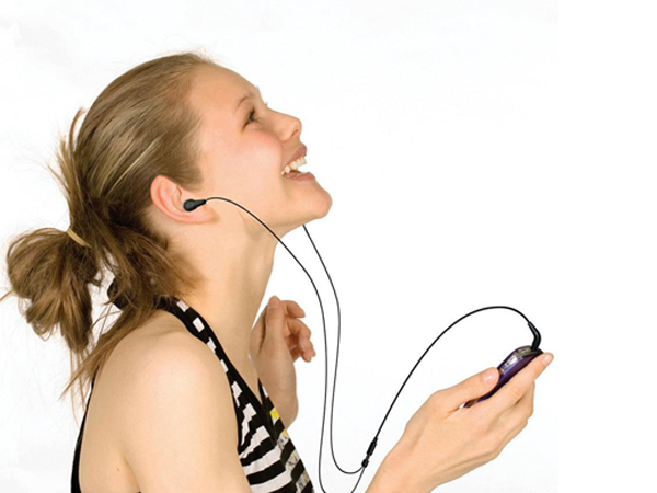 Suka Mendengarkan Musik Dengan Suara Keras? Ini Bahayanya