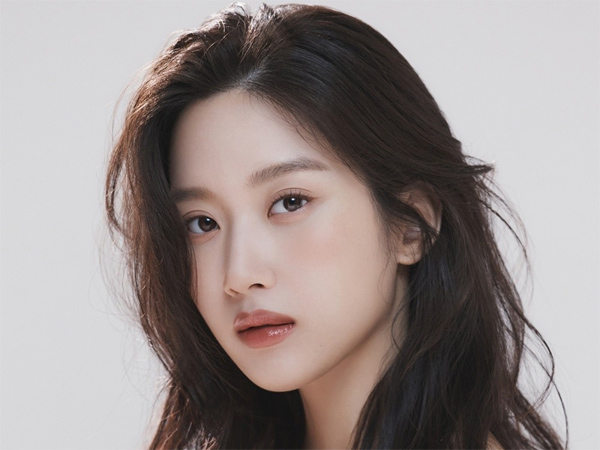 Moon Ga Young Donasikan Hasil Penjualan Buku untuk Rumah Sakit