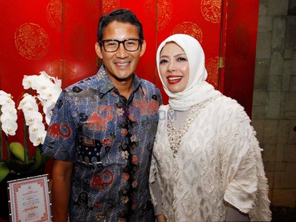 Gaya Hijab Stylish nan Sederhana A La Istri Sandiaga Uno, Nur Asia