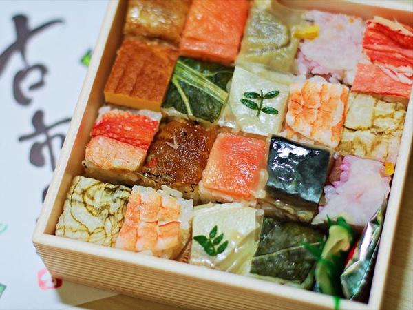 Cara Buat Sushi Super Mudah dengan Bantuan Cetakan Es batu yang Tengah Viral