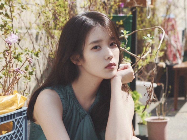 IU Dominasi Chart Lokal dengan Album Remake 'A Flower Bookmark 3'