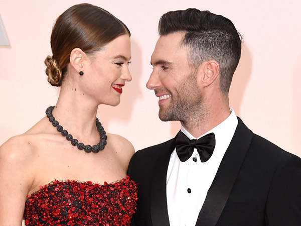 Behati Prinsloo Lahirkan Bayi Cantik, Adam Levine Resmi Jadi Ayah!