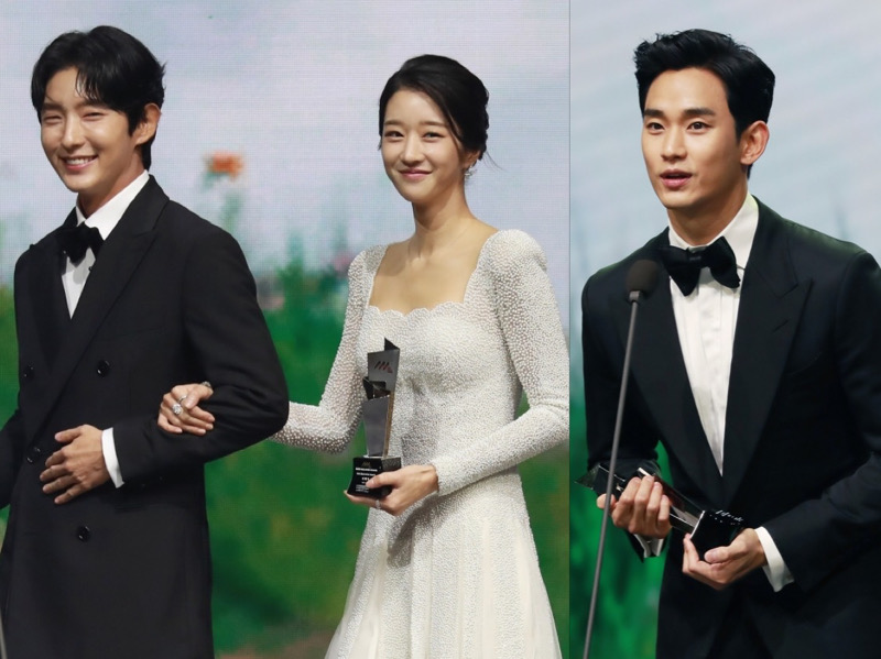 Ada Kim Soo Hyun, Seo Ye Ji Gandeng Lee Jun Ki di Panggung AAA 2020