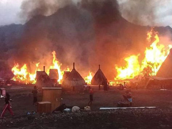 Rituak Tolak Bala yang Dilakukan Warga Akibat Kebakaran Kampung Adat Gurusina Flores