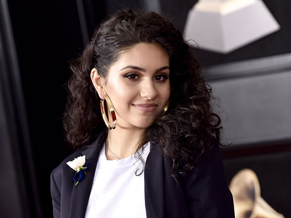 Alessia Cara Tunjukkan Caranya Lewati Kesulitan Dalam 'Growing Pains'