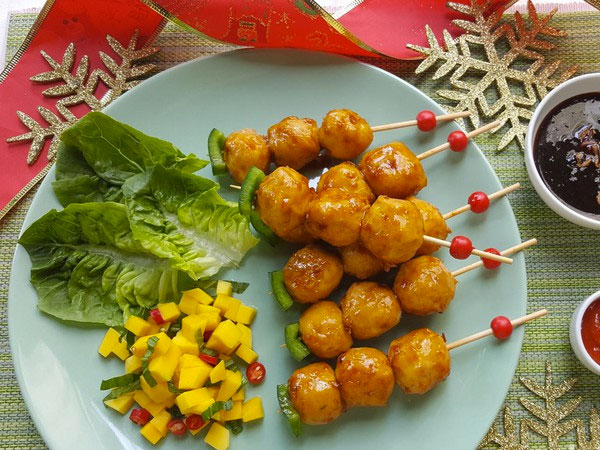 Yuk Intip Resep Mudah Buat Fiesta Bakso Sosis Satay dengan Mango Salsa