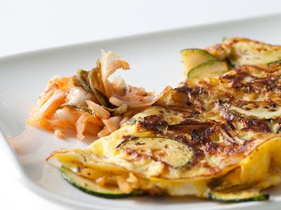 Asyiknya Sarapan Kimchi Omelet Buatan Sendiri!