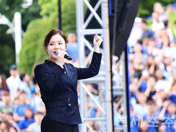 Keren, Lee Hi Tunjukkan Profesionalitas Saat Kesalahan Teknis Terjadi Di Panggung