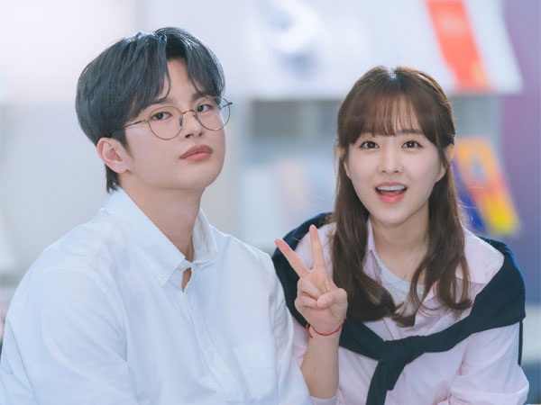 Chemistry Seo In Guk dan Park Bo Young Lebih Menggemaskan di Balik Drama ‘Doom at Your Service’