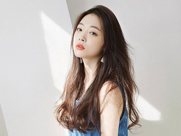 Sulli Buat Penggemar Khawatir Usai Lakukan Siaran Langsung Sambil Menangis