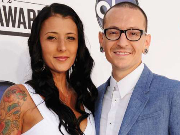 2 Tahun Chester Bennington Meninggal, Istri Umumkan Pertunangan dengan Pria Lain