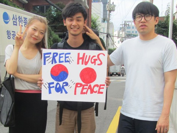 Demi Kedamaian, Pria Ini Keliling Asia Berikan 'Free Hugs' Kepada Siapapun yang Lewat!