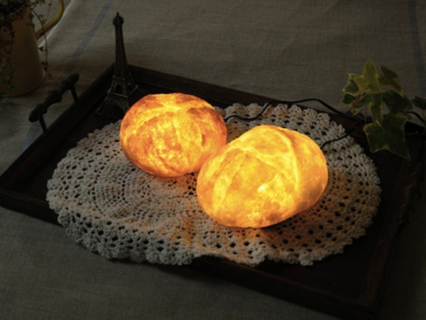Wah Lampu-lampu Ini Terbuat dari Roti Sungguhan!