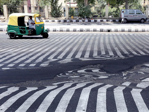 Gelombang Panas Mematikan Sebabkan Aspal Jalanan di India Meleleh