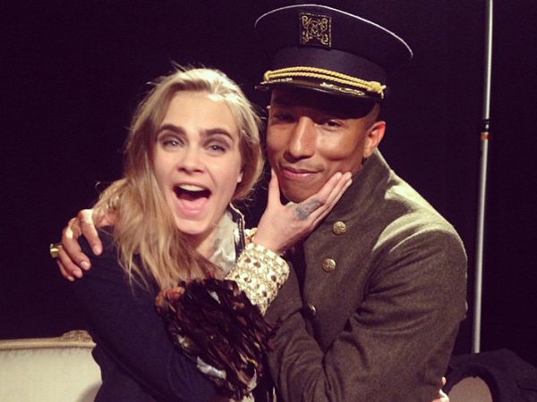 Cara Delevingne Debut Nyanyi di Panggung Bareng Pharrell Williams!