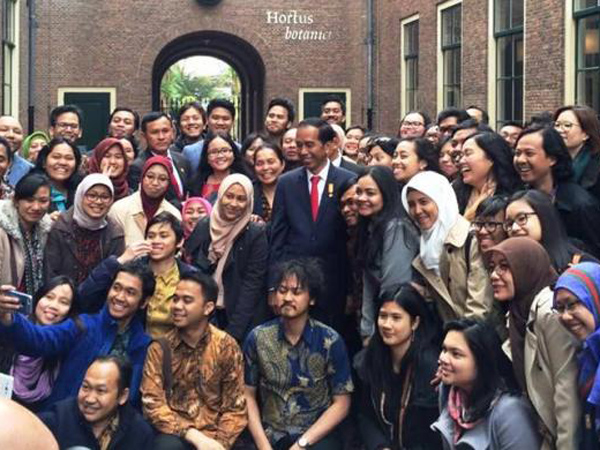 Jokowi Disambut Selfie Demonstran Den Haag, Ini Beda Demo Indonesia dan Belanda