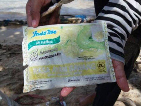 Prihatin, Viral Sampah Plastik Berumur 19 Tahun Ditemukan di Pantai Selatan Jawa Timur