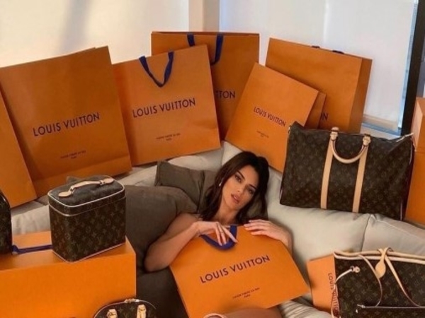 Demi Konten, Influencer Ini Beli Paper Bag Kosong Brand Mewah