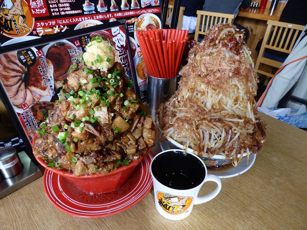 Wow! Kedai Ramen Ini Sajikan Mie dengan Topping Daging Tinggi Menjulang