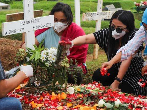 Potret Haru Mutia Ayu Rayakan Paskah di Makam Glenn Fredly