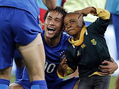 Wah, Neymar Selamatkan 'Penyusup' CIlik di Pertandingan Brasil Vs Afrika!