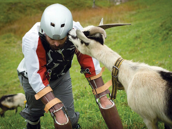 Bosan Jadi Manusia, Pria Ini Jalani Hidup Seperti Kambing