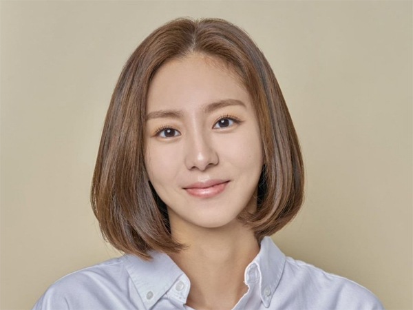 Uee Rayakan Ulang Tahun dengan Donasi untuk Remaja Putri yang Membutuhkan